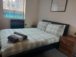 Postel nebo postele na pokoji v ubytování Spacious 2-bedroom apartment near Ponds Forge, Crucible Theatre and Sheffield Universities