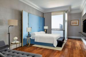 Кровать или кровати в номере The Ritz-Carlton, Doha