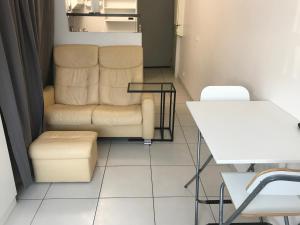 Una sala de estar con una silla y una mesa. en 1 Next To Paris, en Montreuil