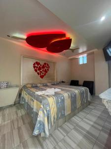 sypialnia z dużym łóżkiem z czerwonym światłem w obiekcie Hotel Love w mieście Temixco