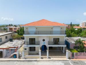 een groot wit huis met een balkon bij Hotel La Casona MC in La Romana
