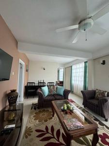 uma sala de estar com um sofá e uma mesa em Deluxe Modern 1BR I Pool with Amazing Sea Views I Ideal Location em Gros Islet