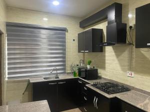 Dapur atau dapur kecil di Luxury 3 BDR Secure Estate in Ibeju Lekki opposite Golf Course