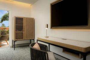Televisyen dan/atau pusat hiburan di Courtyard by Marriott Curacao