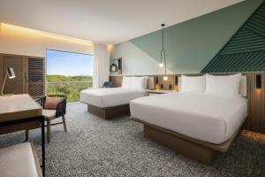 Katil atau katil-katil dalam bilik di Courtyard by Marriott Curacao