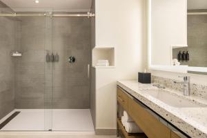 Bilik mandi di Courtyard by Marriott Curacao