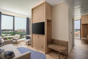 Телевизор и/или развлекательный центр в Courtyard by Marriott Milano Linate