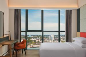 Postel nebo postele na pokoji v ubytování Sheraton Kuching Hotel