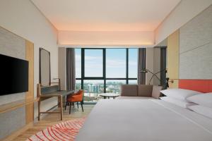 Postel nebo postele na pokoji v ubytování Sheraton Kuching Hotel