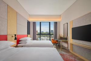 Postel nebo postele na pokoji v ubytování Sheraton Kuching Hotel