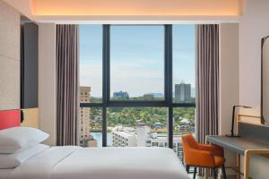 Postel nebo postele na pokoji v ubytování Sheraton Kuching Hotel