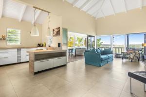 ウィレムスタッドにある6 persoons vakantiehuis in Jan Thielのキッチン(青い椅子付)、リビングルーム