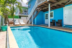 ウィレムスタッドにある6 persoons vakantiehuis in Jan Thielの青い家の前のスイミングプール