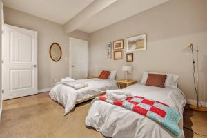 Escape to the Rockies but near Calgary Includes Free Parking and Banff Entry客房内的一张或多张床位