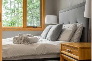 Escape to the Rockies but near Calgary Includes Free Parking and Banff Entry客房内的一张或多张床位