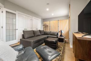Escape to the Rockies but near Calgary Includes Free Parking and Banff Entry的休息区