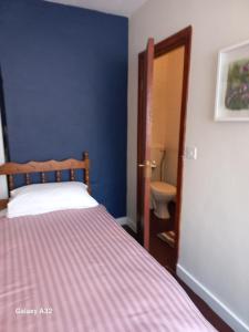 Gallery image of Budget room in Foxford +2 photos