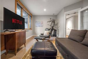 Escape to the Rockies but near Calgary Includes Free Parking and Banff Entry的电视和/或娱乐中心