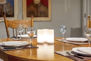 Escape to the Rockies but near Calgary Includes Free Parking and Banff Entry的酒水