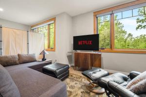 卡尔加里Escape to the Rockies but near Calgary Includes Free Parking and Banff Entry的配有沙发和平板电视的客厅 更多33张照片