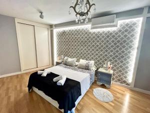 a bedroom with a bed and a large window at VIP ROOMS Toledo - PARKING GRATIS - 2 HABITACIONES in Toledo