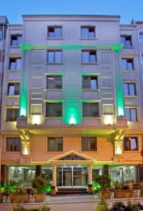 イスタンブールにあるブドー ホテルの緑灯が灯る高層ビル
