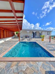 ein Swimmingpool im Hinterhof eines Hauses in der Unterkunft Villa Corail in Rivière-Salée