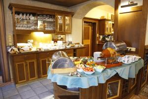 - une cuisine avec une table et de la nourriture dans l'établissement AGH Hotel, à Rožnov pod Radhoštěm