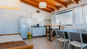 a kitchen and dining room with a table and chairs at Cerro Pirámide Alojamiento in Caviahue