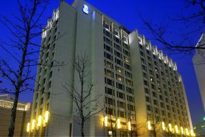 北京北京丽思卡尔顿酒店的一座建筑的顶部有钟