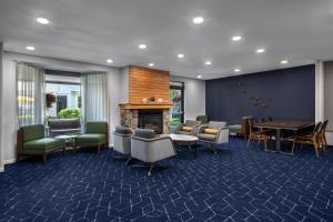 Posezení v ubytování Courtyard by Marriott Anchorage Airport