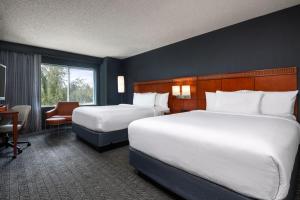 Postel nebo postele na pokoji v ubytování Courtyard by Marriott Anchorage Airport