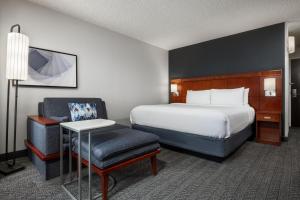 Postel nebo postele na pokoji v ubytování Courtyard by Marriott Anchorage Airport