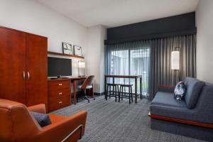 Posezení v ubytování Courtyard by Marriott Anchorage Airport