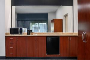 Kuchyň nebo kuchyňský kout v ubytování Courtyard by Marriott Anchorage Airport