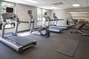 Fitness centrum a/nebo fitness zařízení v ubytování Courtyard by Marriott Anchorage Airport