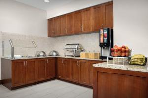 Kuchyň nebo kuchyňský kout v ubytování Residence Inn Houston West Energy Corridor