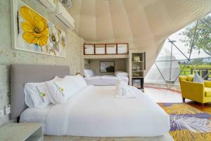 Postel nebo postele na pokoji v ubytování Serenity and Delight Glamping Dome