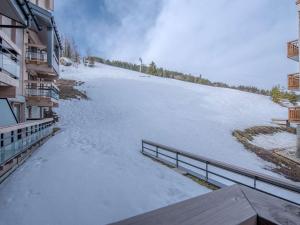 una vista di un fiume ghiacciato dal balcone di un edificio di Charmant appart à Courchevel Village, proche pistes, 2 ch, SPA & WIFI - FR-1-631-210 a Courchevel Altre 2 foto