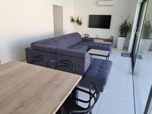 Televízia a/alebo spoločenská miestnosť v ubytovaní VILLA ENJOY LUX in Split