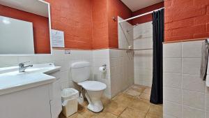 カルバリにあるRiverview Holiday Apartment 66 - Kalbarri WAのトイレと洗面台付きのバスルーム