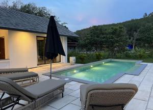 Koyao Bay Pavilions - Beach Resort and Pool Villas内部或周边的泳池