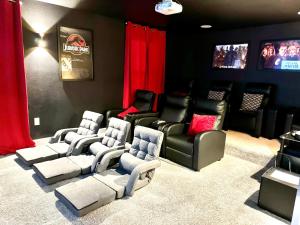 ein Kinoraum mit Stühlen und einem Fernseher in der Unterkunft Maidstone Villa 8BR Sleeps 16 in Davenport