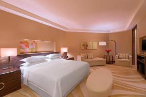 Postel nebo postele na pokoji v ubytování Sheraton Nha Trang Hotel & Spa