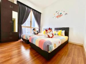 Katil atau katil-katil dalam bilik di Legoland and Gleneagle- 3min Walk with Bathub-Cityview at Afiniti Residency -8pax-Cozy