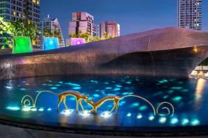 Bazén v ubytování W Bangkok Hotel nebo v jeho okolí