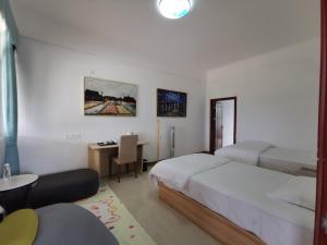 Uma cama ou camas num quarto em 小红马民宿