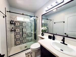 a bathroom with a shower and a toilet and a sink at -Serendipity Lodge at Yosemite- BBQ-Full Kitchen-King Bed in Oakhurst
