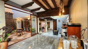 ein großes Wohnzimmer mit einem Tisch und Stühlen in der Unterkunft Piedra Negra Boutique Hotel in San Cristóbal de las Casas