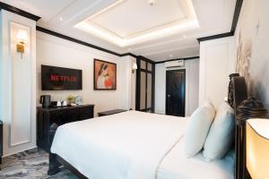 Giường trong phòng chung tại Nicecy Saigon Hotel